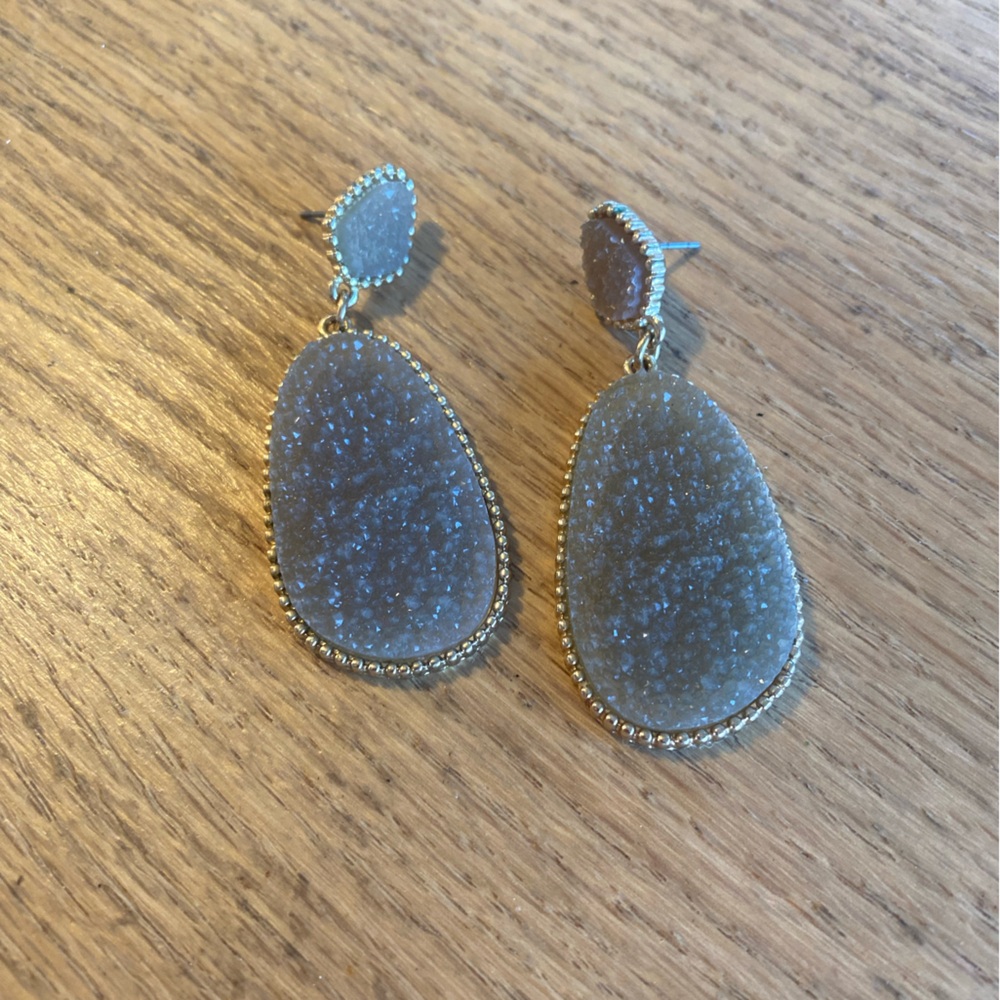Elegant Taupe Gold Drop Earrings Women’s one size Pierced Preloved